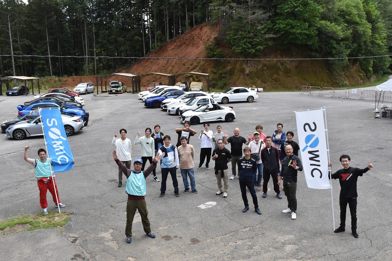 サーキット走行会での集合写真