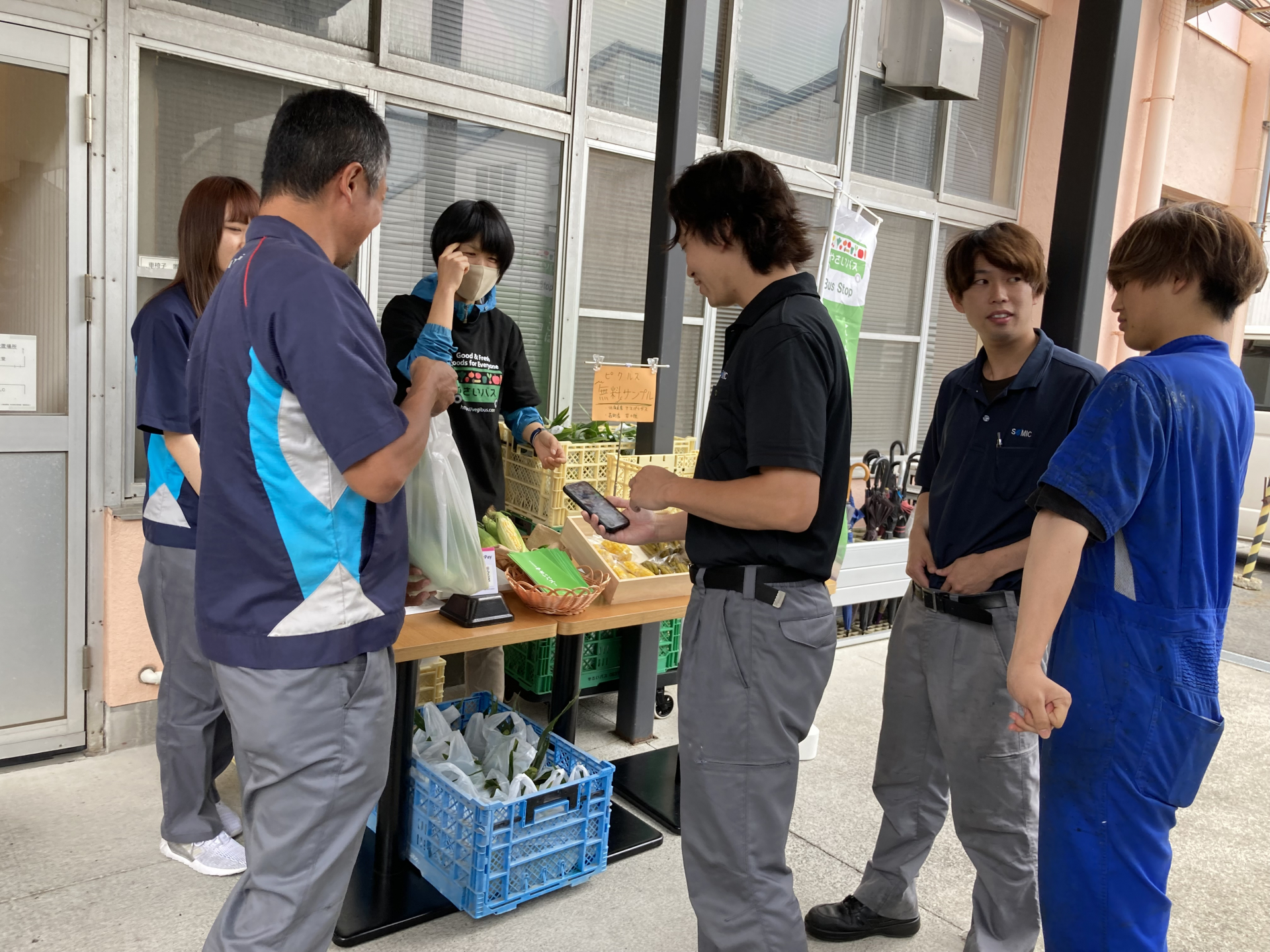 トウモロコシ購入の様子