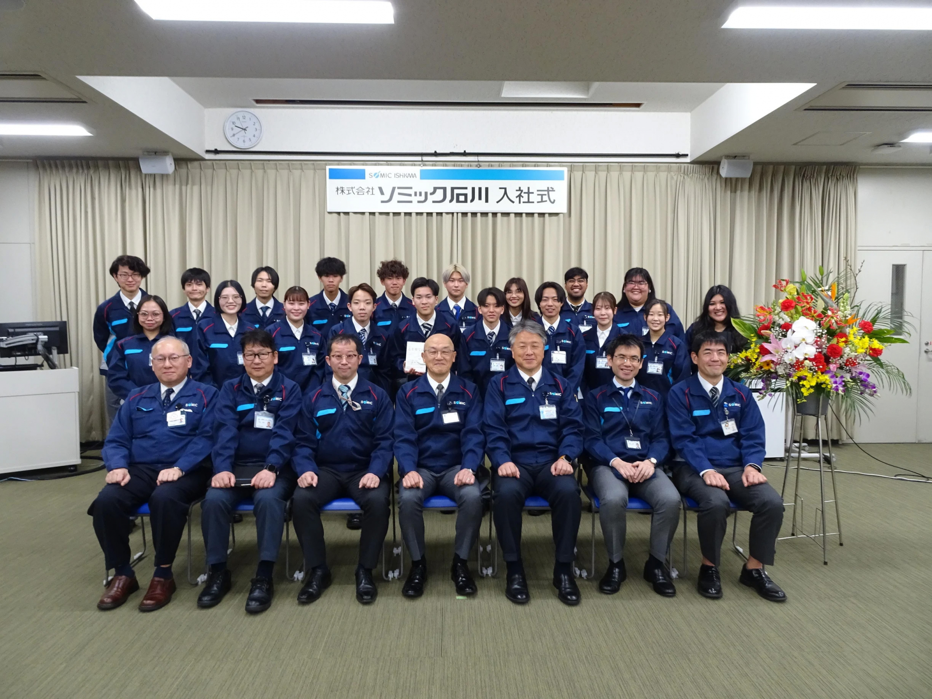 入社式での集合写真