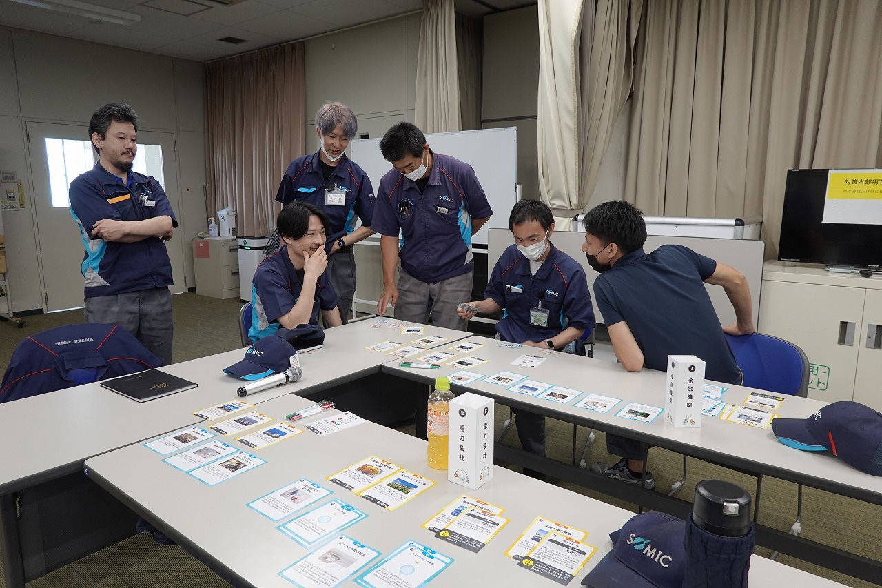 カードゲーム型研修「2050カーボンニュートラル」の様子