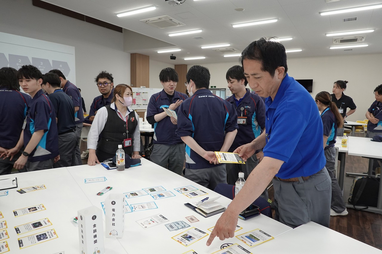 カードゲーム型研修「2050カーボンニュートラル」の様子