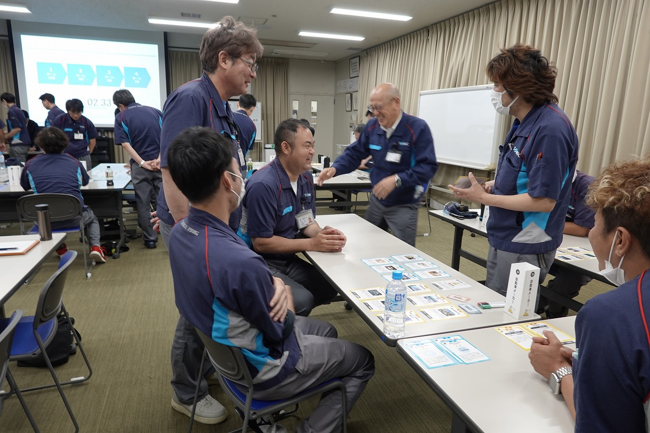 カードゲーム型研修「2050カーボンニュートラル」の様子