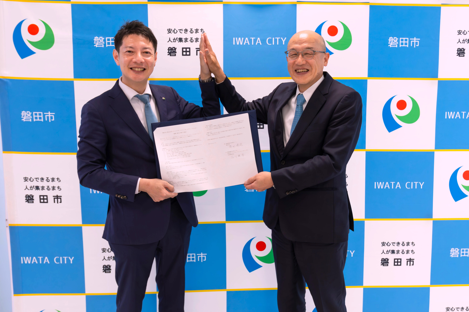 写真：磐田市の草地博昭市長とSMHD社長石川雅洋