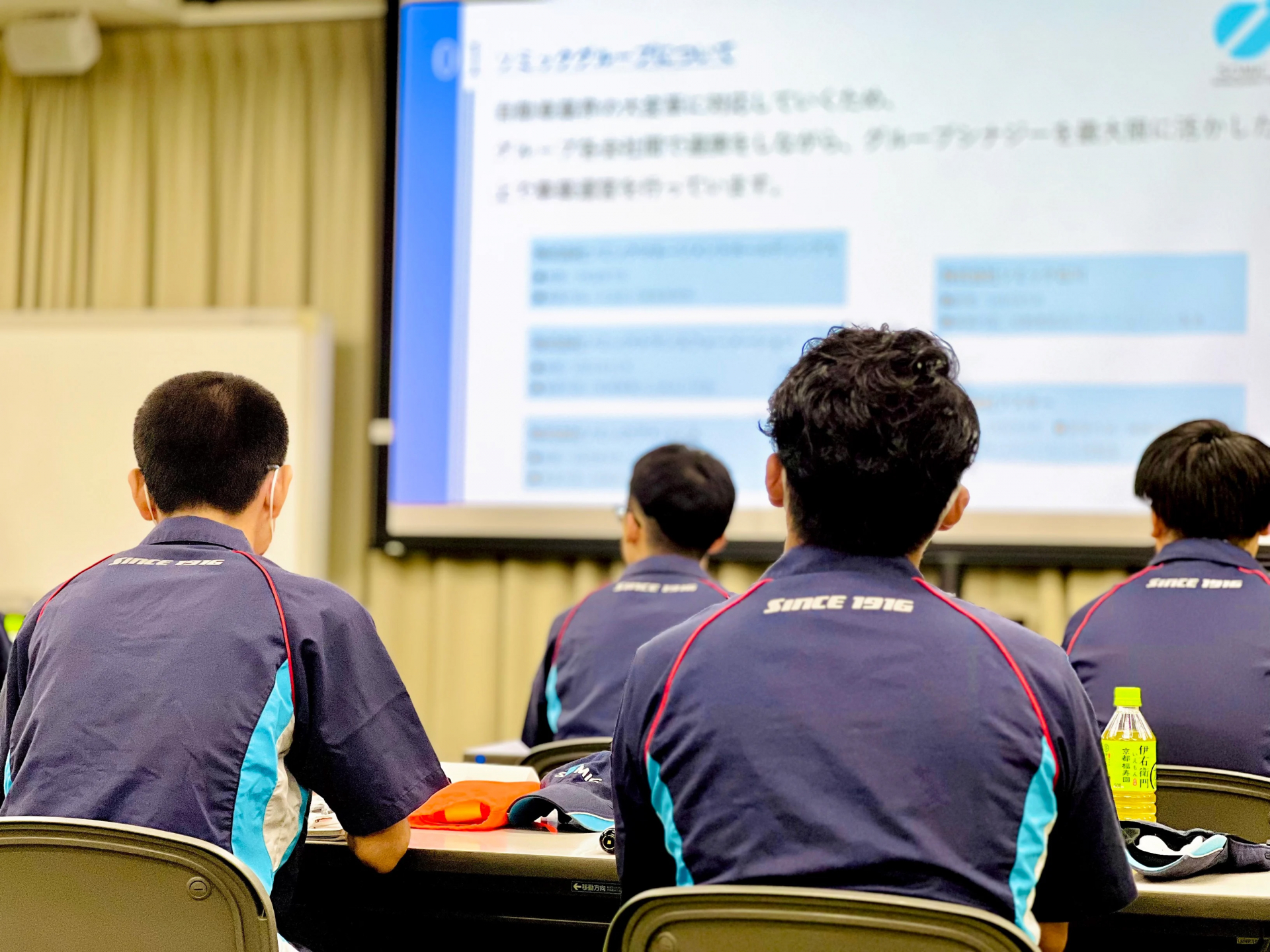 説明を受ける学生たちの様子