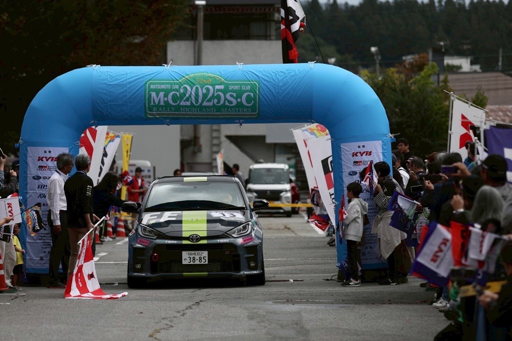 山田啓介選手　全日本ラリー選手権最終戦を終えシリーズチャンピオンに