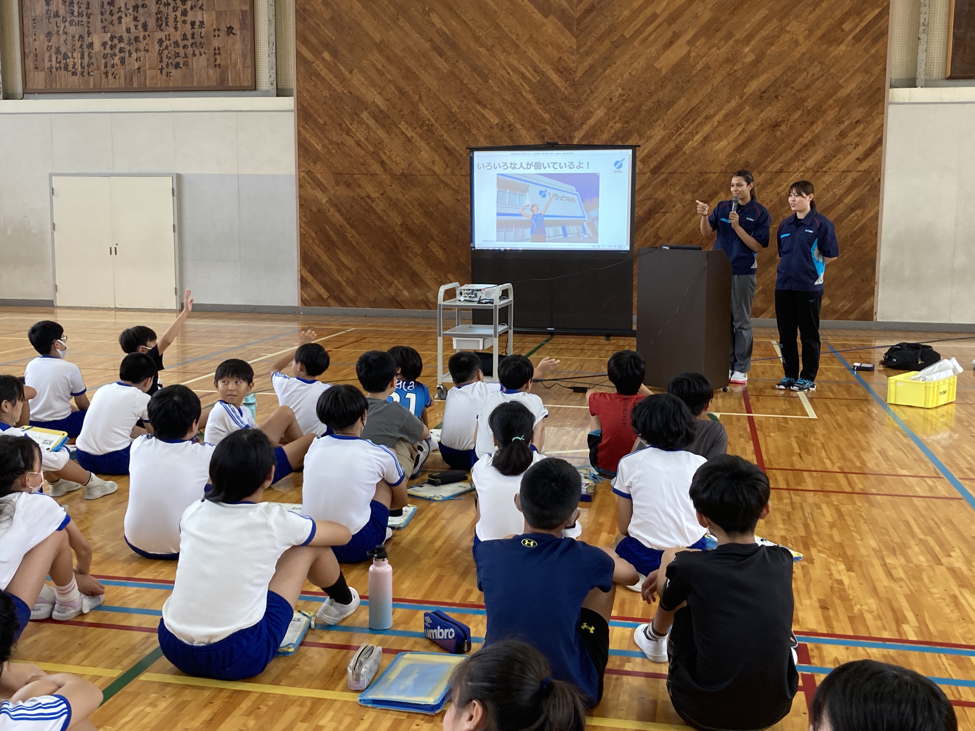 鴨江小学校で、ブレス選手も一緒に職業講話